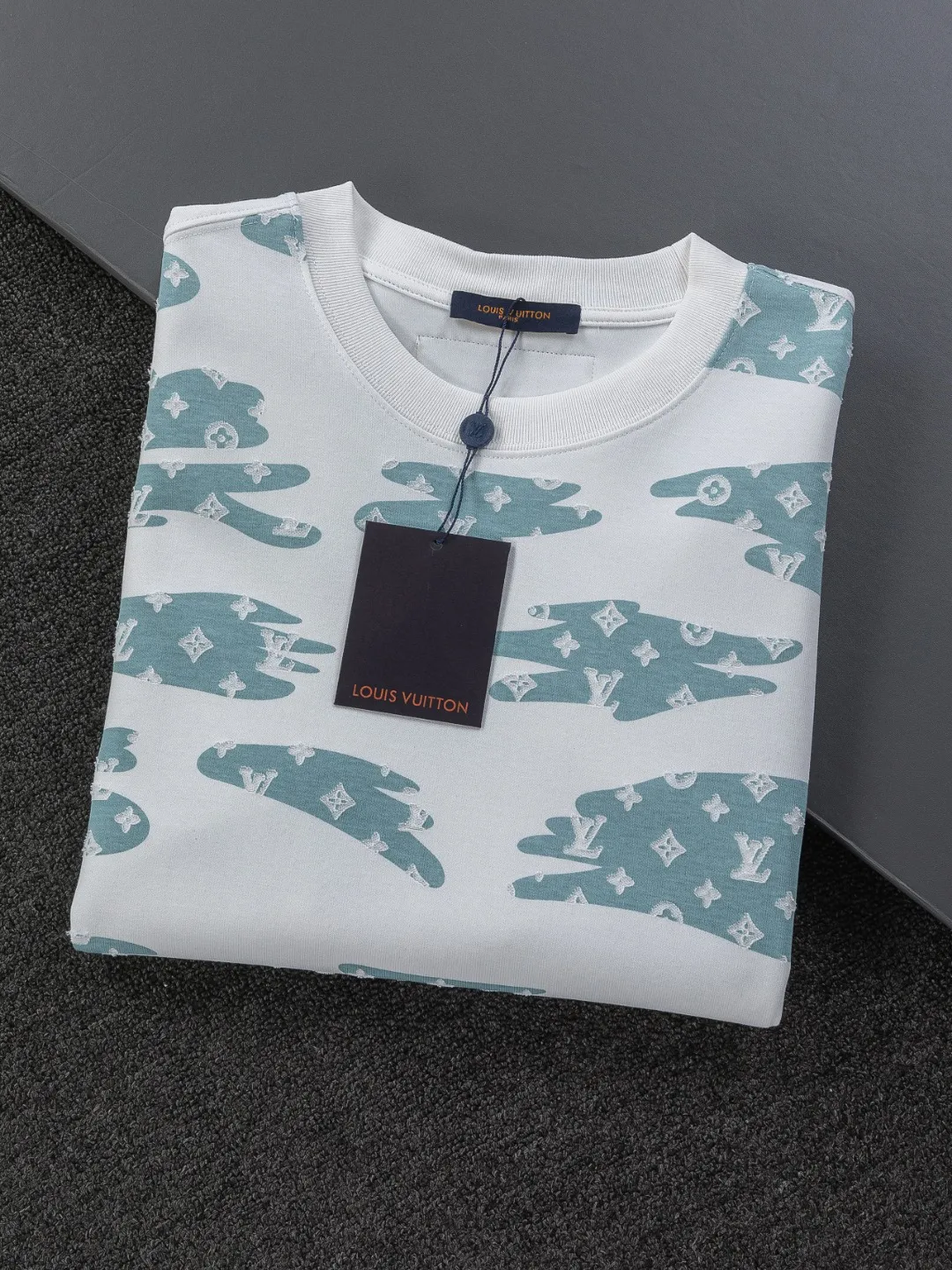 🅿️210 Louis Vuitton 1V LV micro-wide version S-XL LV 26ss new product counters are on the shelves at the same time. Multiple craftsmanship, composite fabrics, all-over cutting🔥Fire flower clouds☁️letter logo🪡 embroidery, round neck short-sleeved T-shirt, same style for men and women! Consigned to one-to-one creation. Synchronized with the official website, pure cotton fabrics at the counter! It is close to the skin and comfortable, durable and easy to wear. It has a classic and simple logo design and meticulous original craftsmanship. Short-sleeves, a must-have item for men, do not appear to be the same for the general public, but must be unique and eye-catching. This LV short-sleeve is all about quality, comfort, the same shape and fashion as always, including fabrics and cutting techniques. All of them have been made with great effort! 320 grams of washed pure cotton fabric, pure cotton is breathable, very refreshing and comfortable for daily wear. The rib knitting on the neckline is smooth and tight, and the neckline will not be skewed if you toss it at will. The loose version, you will find that it looks really good on the upper body. The overall is minimalist and neat, super versatile for daily use! Pair it casually with a pair of pants for a youthful look. A T-shirt will make your outfit crazy. It is a fashionable item that can never go wrong! Color: Black White Gray Purple Size: S-XL Size chart: S: Shoulder width 50-Bust 56-Length 70 M: Shoulder width 52-Bust 57-Length 72 L: Shoulder width 54-Bust 59-Length 74 XL: Shoulder width 56-Bust 62-Length 76